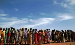 Des femmes et enfants, fuyant les combats dans leurs villages, arrivent au camp de Wau pour personnes déplacées, le 11 mai 2016 au Soudan du Sud