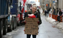"Mère en mission": des protestataires d'Ottawa emmènent leurs enfants manifester