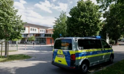 Une voiture de police devant un Ă©tablissement d'enseignement secondaire Ă Schongau, oĂč plusieurs personnes ont Ă©tĂ© blessĂ©es et un suspect arrĂȘtĂ© aprĂšs une attaque, le 8 juillet 2026 en Allemagne