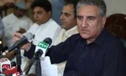 Le ministre pakistanais des Affaires étrangÚres Shah Mehmood Qureshi (D) participe à une conférence de presse, le 7 avril 2019 à Multan, dans le centre du Pakistan