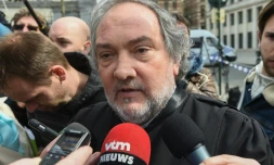 Vincent Lurquin, avocat d'Osama Krayem, répond aux questions des journalistes, devant le palais de justice de Bruxelles, le 14 avril 2016