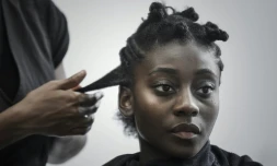 Une cliente d'un salon de coiffure afro spécialisé dans le cheveu naturel frisé et crépu à Bagneux (Hauts-de-Seine), le 19 octobre 2017