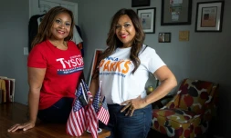 Les soeurs jumelles Jessica Ann Tyson (d) et Monica Sparks, le 21 juillet 2018 à Kentwood, dans le Michigan 