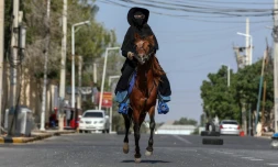 Shukri Osman Muse, première femme cavalière du pays, à cheval dans les rues de Mogadiscio, le 17 janvier 2025 en Somalie