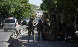 Des soldats américains montent la garde près du site d'un attentat à la voiture piégée, le 31 mai 2017 à Kaboul, en Afghanistan