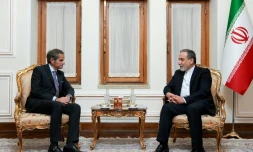 Cette photo fournie par le ministère iranien des Affaires étrangères montre le chef de la diplomatie iranienne Abbas Araghchi (d) recevant le directeur général de l'AIEA Rafael Grossi (g) au siège du ministère à Téhéran, le 16 avril 2025