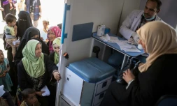 Des femmes et enfants irakiens font la queue devant une clinique mobile à Mossoul-Ouest, le 25 avril 2017