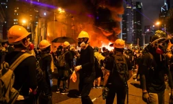 Des manifestants masqués occupent une barricade sur une grande artère de Hong Kong