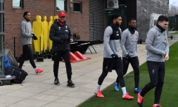 Le manager de Liverpool Jürgen Klopp accompagne ses joueurs à une séance d'entraînement au centre de Melwood au nord-ouest de la ville, le 10 mars 2020