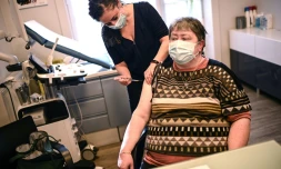 Une patiente souffrant de comorbidité se fait vacciner contre le Covid-19, le 25 février 2021, à Paris