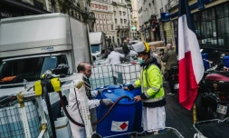 Des employés devant une fabrique improvisée de gel hydroalcoolique dans le VIe arrondissement de Paris, le 27 mars 2020