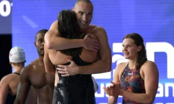 Les Français célèbrent la médaille d'or du 4x100 m nage libre mixte lors des championnats d'Europe de Glasgow le 8 août 2018