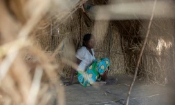 Une déplacée qui a fui les violences jihadistes dans le nord-est du Mozambique, dans le camp du 25 Juin, à Metuge, le 9 décembre 2020