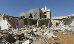Des Libyens inspectent des ruines aprÚs un raid aérien dans lequel trois enfants ont été tués au sud de Tripoli le 14 octobre 2019.