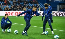 Kylian Mbappé et Neymar à l'échauffement du PSG sous le regard amusé d'Angel Di Maria, avant leur match de Ligue 1 à Montpellier, le 7 décembre 2019