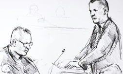 Croquis d'audience, réalisé par Anne Gyrite Schuett, du Danois Peter Madsen (g), accusé du meurtre de la journaliste suédoise Kim Wall, et du procureur Jakob Buch-Jepsen (debout, le 8 mars 2018 au tribunal de Copenhague 