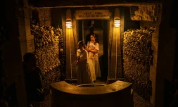 Des touristes visitent les Catacombes de Paris, le 12 août 2025