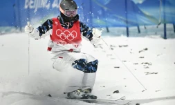 Le Français Benjamin Cavet, lors des qualifications pour la finale de ski de bosses, le 3 février 2022 à Zhangjiakou, à la veille de l'ouverture des Jeux olympiques de Pékin
