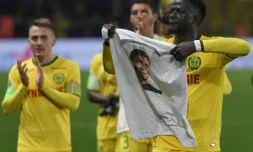 Le défenseur guinéen de Nantes Abdoulaye Touré (d) présente un t-shirt à l'effigie d'Emiliano Sala lors du match de Ligue 1 contre Saint-Etienne, le 30 janvier 2019 à Nantes