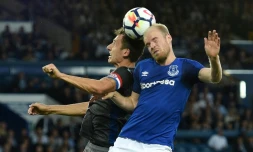 L'international néerlandais d'Everton Davy Klaassen (à dr.) aux prises avec le défenseur croate du Hajduk Split lors du match d'Europa League, à Liverpool, le 17 août 2017 