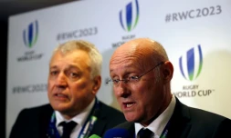 Le président de la Fédération française de rugby (FFR), Bernard Laporte (D), et l'ancien directeur général de la Coupe du monde 2023, Claude Atcher (G), à Londres le 15 novembre 2017
