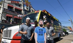 Des supporters mexicains devant leur car "La Benedicion", avec leur camarade en carton "Javier"  à Rostov-sur-leDon, en Russie, le 22 juin 2018  