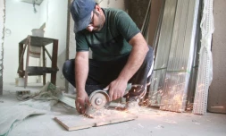 Zoïr Kourbanov, ancien travailleur migrant en Russie, rénove un appartement à Douchanbé, le 17 septembre 2023 au Tadjikistan