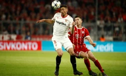 Le Français Clément Lenglet (g), alors défenseur de Séville, à la lutte avec l'attaquant du Bayern, le Polonais Robert Lewandowski, lors du quart de finale retour à Munich, le 11 avril 2018