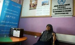 Une réfugiée palestinienne attend de passer un examen médical dans le centre de soins géré par l'Unrwa dans le camp de réfugiés d'Askar, près de Naplouse, dans le nord de la Cisjordanie occupée, le 1er septembre 2018