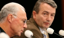 Franz Beckenbauer (à gauche), alors président du comité d'organisation du Mondial-2006, le 7 décembre 2005 à Leipzig
