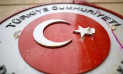 Des oeufs envoyés sur les symboles de la Turquie, à l'ambassade turque à Moscou, le 25 novembre 2015, après une manifestation de Russes réagissant après que l'armée turque a abattu un chasseur russe