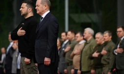 Le chancelier allemand Olaf Scholz (d) et le président ukrainien Volodymyr Zelensky (g) écoutent les hymnes nationaux de leurs pays, le 14 mai 2023, à Berlin