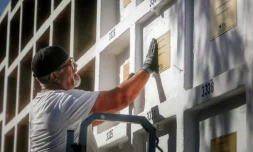 Bartolomé Gómez, le fossoyeur du cimetière d'Agüimes, aux Canaries, le 14 octobre 2023