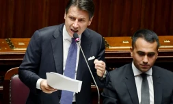 Le Premier ministre italien Giuseppe Conte prononce son discours de projet politique au Parlement à Rome le 9 septembre 2019, aux côtés du ministre des Affaires étrangères Luigi Di Maio