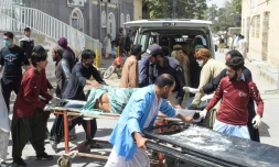 Des ambulanciers évacuent une victime de l'explosion kamikaze de Quetta, dans le Balouchistan, une province du sud-ouest du Pakistan, le 29 septembre 2023