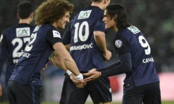 L'attaquant du PSG Edinson Cavani (d) fĂȘte un but avec son coĂ©quipier David Luiz en quarts de finale de la Coupe de France, le 2 mars 2016 Ă Geoffroy-Guichard