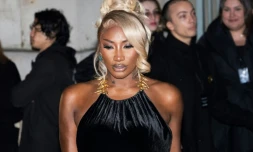 Aya Nakamura arrive pour assister à un défilé lors de la Fashion week à Paris le 29 février 2024