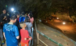 Des visiteurs dans la grotte de Thamluang, rouverte au public, le 1er novembre 2019 en ThaĂŻlande