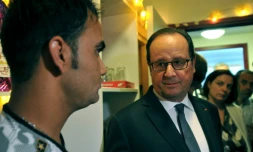 François Hollande avec un Afghan lors d'une visite dans un centre d'accueil et d'orientation (CAO) le 24 septembre 2016 à Tours
