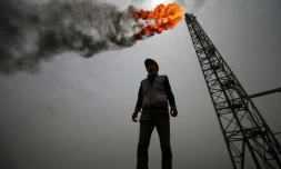 Un employé se tient devant une installation du champ pétrolier et gazier de Zoubeir, dans la province de Bassora (sud de l'Irak), le 9 mai 2018