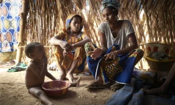 Une mère et ses enfants, de la communauté peule, sous une tente d'un camp de réfugiés installé dans la banlieue de Bamako, le 8 mai 2019
