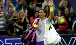 Le joueur espagnol Rafael Nadal salue le public après sa défaite au 1er tour du tounoi de tennis ATP de Cincinnati, le 17 août 2022