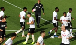 Le nouvel entraîneur de Monaco, Thierry Henry (c), entraîne son équipe, à La Turbie, le 18 octobre 2018
