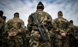 Des militaires mobilisés dans le cadre de l'"Opération Sentinelle", destinée à faire face au risque terroriste en France, le 25 juillet 2016 à leur quartier général du Fort de Vincennes 