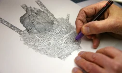 Le créateur du journal "La Hulotte" Pierre Déom réalise un dessin à l'encre de Chine, le 2 mars 2022 à Boult-aux-Bois dans les Ardennes