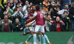 L'attaquant d'Aston Villa Ollie Watkins et ses coéquipiers célèbrent leur second but contre Newcastle United dans le Villa Park de Birmingham en Angleterre le 15 avril 2023 