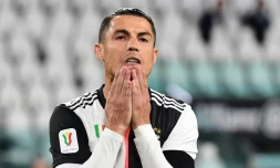 L'attaquant portugais de la Juventus Turin Cristiano Ronaldo après avoir manqué un pénalty en demi-finale retour de la Coupe d'Italie face à l'AC Milan le 12 juin 2020 à Turin.