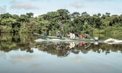 Des indigènes Kanamari, membres du groupe "guerriers de la forêt", patrouillent en pirogue à moteur sur le fleuve Javari, le 18 mai 2023 dans l'Etat d'Amazonas, au Brésil