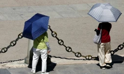 Des gens s'abritent du soleil le 23 juillet 2024 Ă Madrid, en pleine vague de chaleur