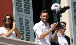 Hugo Lloris apparaît au balcon de la mairie de Nice, sa ville natale, aux côtés de sa femme Marine et du maire Christian Estrosi, le 18 juillet 2018